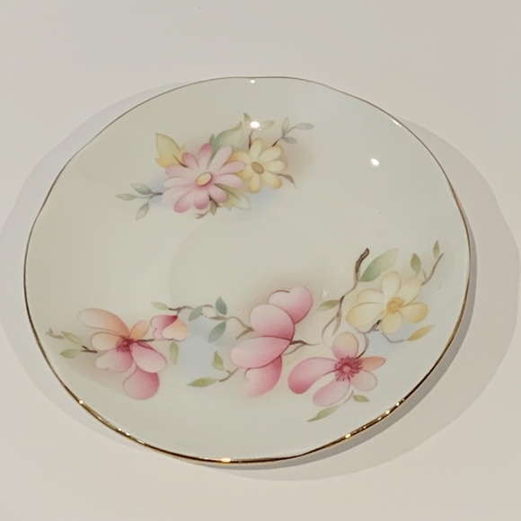Set of Two Sadler Wellington Tea Cups. Delicate Pink and Cream Flower Decoration - Picture 2 of 5